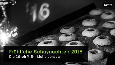 Eberhard Schuy rückt für FotoTV. Plätzchen ins rechte Weihnachtslicht.